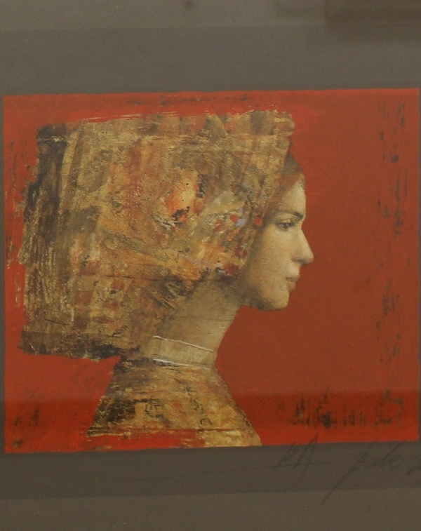 PERFIL. FONS VERMELL